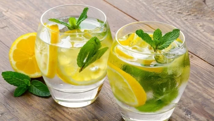 ماذا يحدث عند شرب الماء مع الليمون على الريق؟