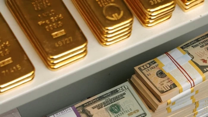 الذهب يكسب مع تأثر الدولار سلبا بفعل توقعات قاتمة لاقتصاد أمريكا