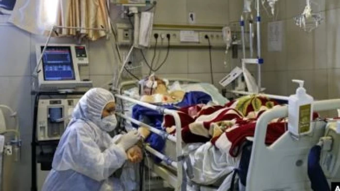ماتت أمامي بـ الكورونا.. ممرضة تبكي وتتوسل الإيرانيين بعدم مغادرة منازلهم