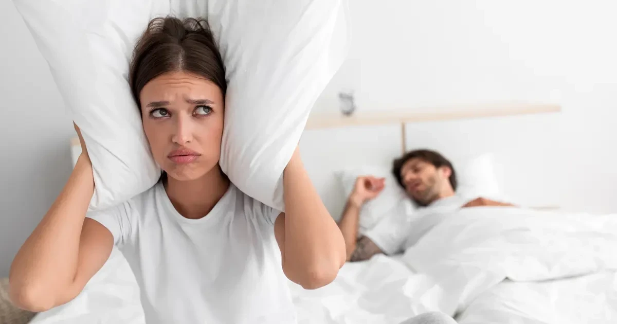 فهم أسباب الشخير: دليل شامل لأسباب وعوامل تسبب الشخير أثناء النوم