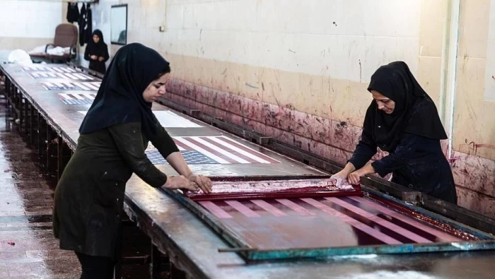 مصنع إيراني ينتج الأعلام الأمريكية والإسرائيلية لحرقها في المظاهرات (صور)