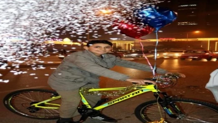 طلاب أتراك يهدون طفلاً سوريّاً دراجة هوائية حلم لسنوات بشرائها