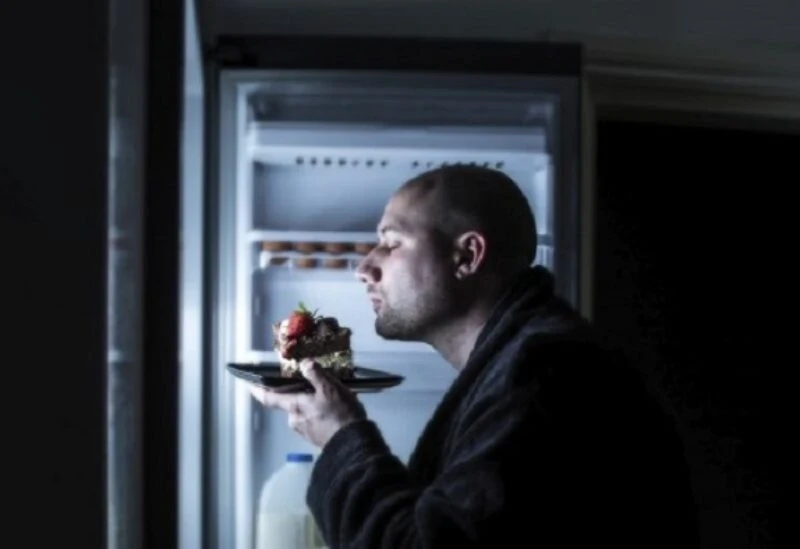 أخطار تناول الطعام في الليل على الصحة: تأثيراته السلبية وكيفية تجنبها