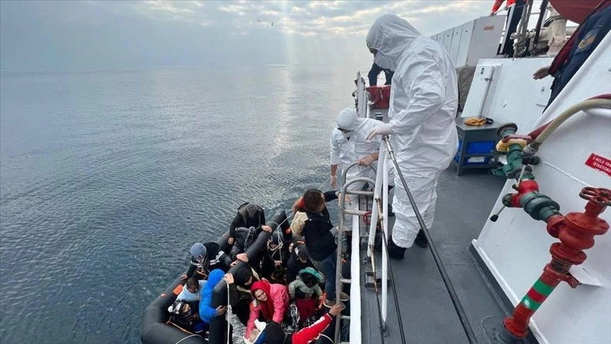 خفر السواحل التركي ينقذ 23 مهاجرًا غير شرعيًا قبالة سواحل إيفاجيك