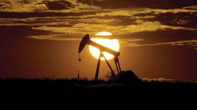 تراجـع أسعار النفـط يـثير مخــاوف اقتصادية بعد خفـض السعودية