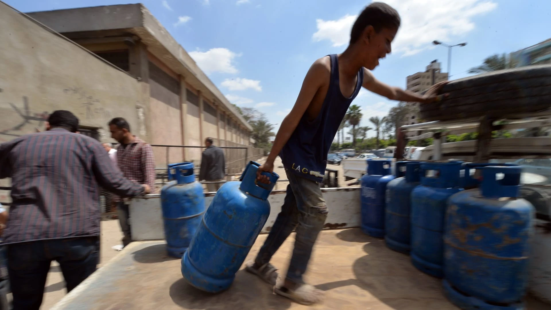 تسعير الغاز بالدولار في سوريا.. تأثيرات محتملة على الليرة وتكاليف المعيشة