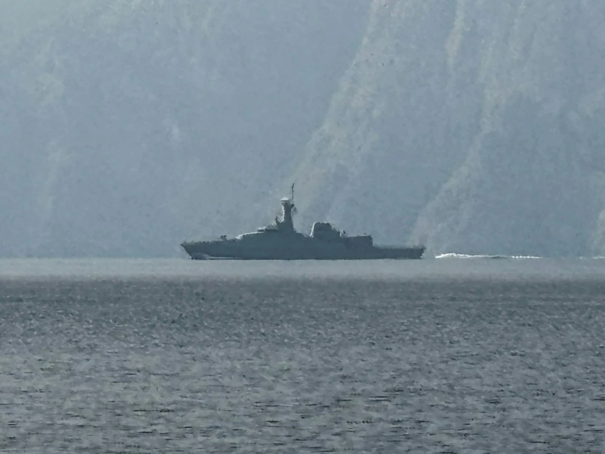 اتفاق هرمز بين واشنطن وطهران: رسوم عبور جديدة وتحركات لإخراج 800 سفينة عالقة