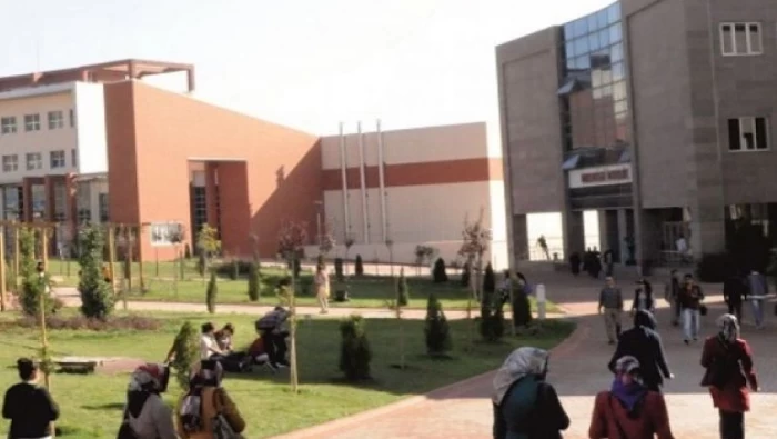 جامعة غازي عنتاب التركية تقدم منحة مالية للطلاب السوريين. 