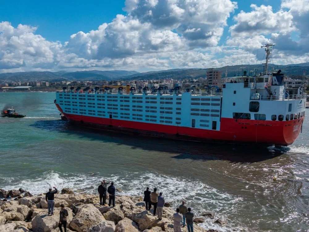 إطلاق باخرة مخصصة لنقل المواشي من مرفأ بانياس بعد إعادة تأهيلها محلياً