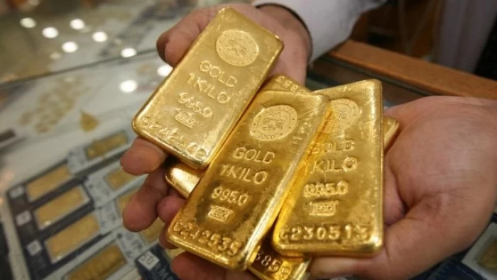 الذهب يتراجع مع صعود الدولار لكن هبوط الأسهم بسبب انخفاض النفط يحد الخسائر