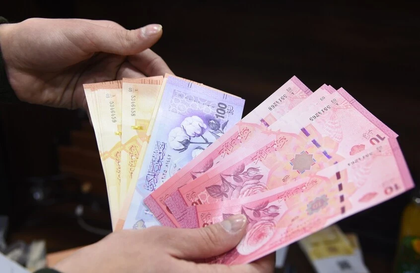 أسعار الصرف اليوم.. الليرة السورية تسجل استقراراً جديداً أمام الدولار والعملات الرئيسية