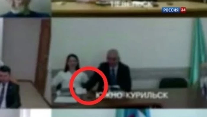 (بالفيديو) من تحت الطاولة وأمام الكاميرا.. مسؤول روسي يتحسس جسد مساعدته ببث مباشر