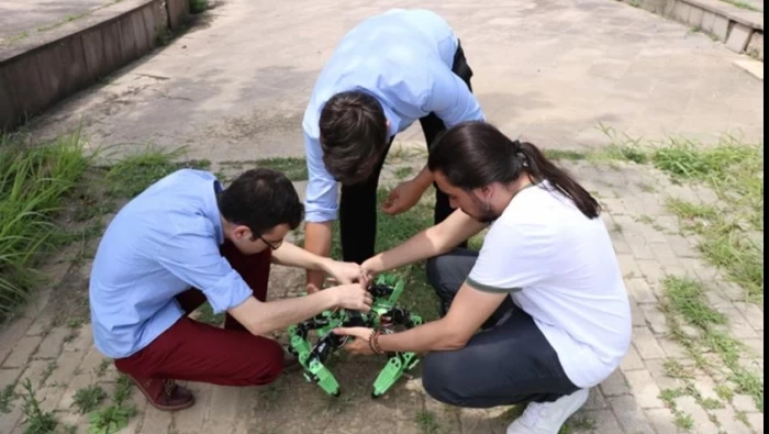 طلاب أتراك يطورون روبوتاً لتنفيذ المهام عسكرية بالأراضي القاحلة
