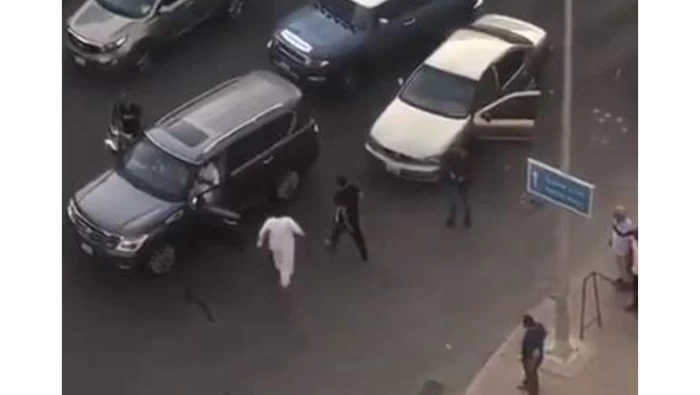 نشطاء يوثقون اعتداء وحشيا على كويتي في أحد الشوارع (فيديو)