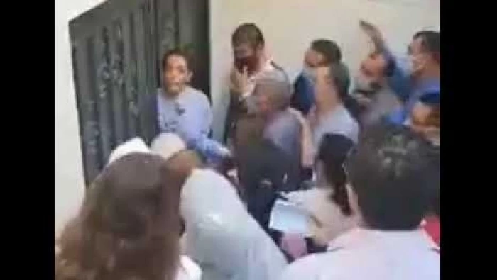 ازدحام شديد لمواطنين أمام أحد مراكز إجراء اختبارات كورونا في دمشق (فيديو)