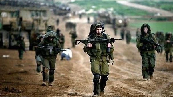 في ظل النقص الحاد في القوات: الجيش الإسرائيلي يأمر آلاف الجنود بتمديد خدمتهم لمدة 4 أشهر إضافية