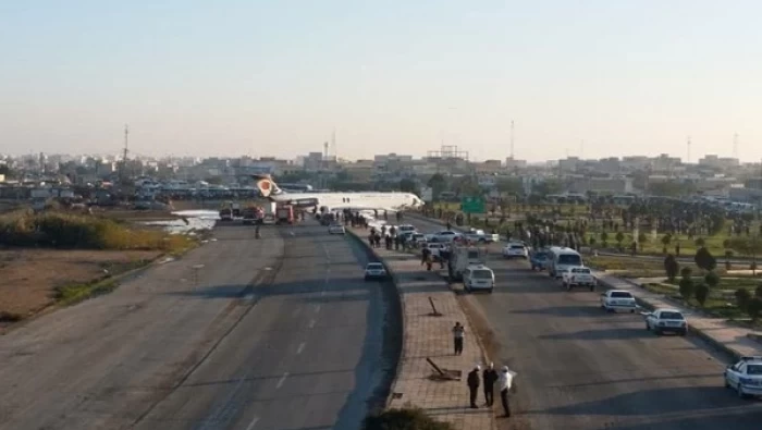 طائرة إيرانية تخرج عن مدرجها لتهبط في الشارع (فيديو)