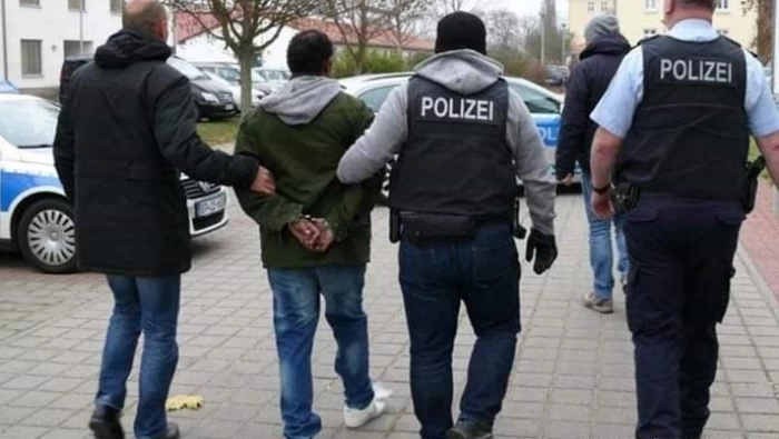 عصابة تهرّب السوريين إلى ألمانيا مستخدمة جوازات سفر واقامات مزورة