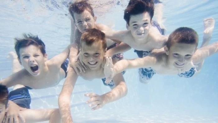 ولاية تركية تقدم دورات سباحة مجانية لـ15 ألف طفل خلال عطلة الصيف