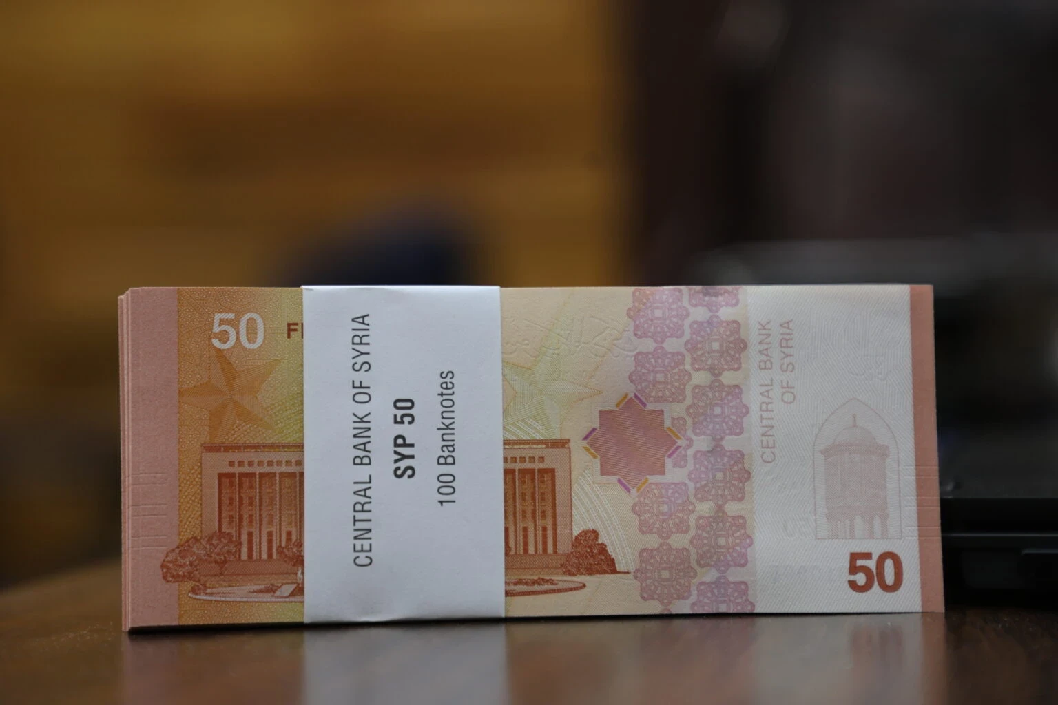 أسعار صرف الليرة السورية مقابل الدولار والعملات الرئيسية اليوم الأحد