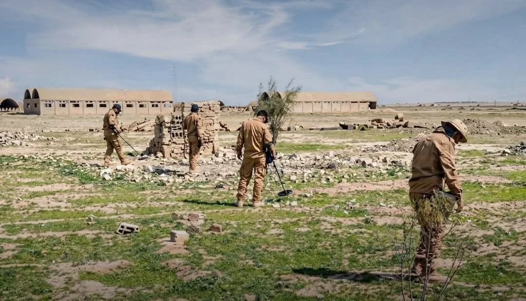 الشركة السورية للبترول تبدأ إزالة الألغـ..ـام في محيط خط “كونوكو” بدير الزور