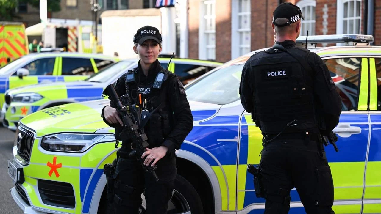 شرطية بريطانية تُسجِّل لحظات سحلها ودوسها على لاجئ عربي في فيديو مثير للجدل