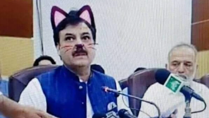 خطأ تقني يظهر وزير باكستان بفلتر القطة