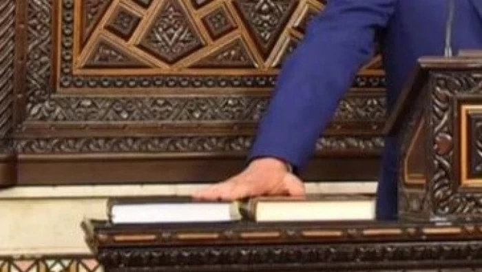 فنان وعضو مجلس الشعب السوري يقسم على القرآن والإنجيل معا