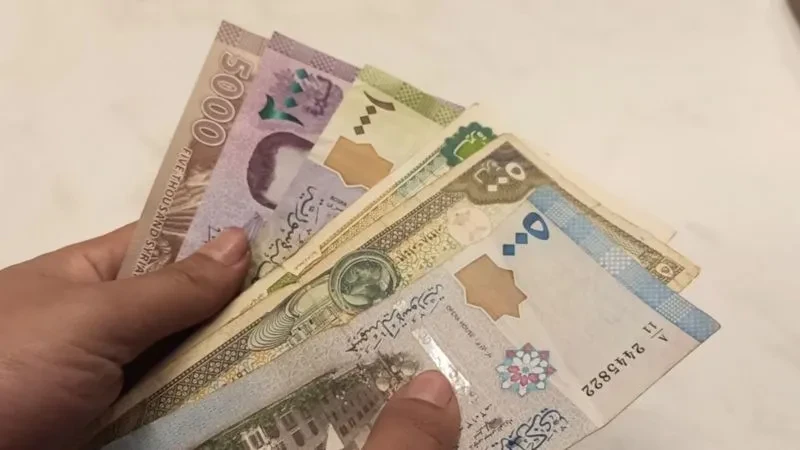 سعر صرف الليرة السورية عند افتتاح يوم الثلاثاء