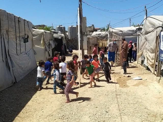 لبنان تبدأ بفرض رسوم على الكهرباء في مخيمات اللاجئين السوريين