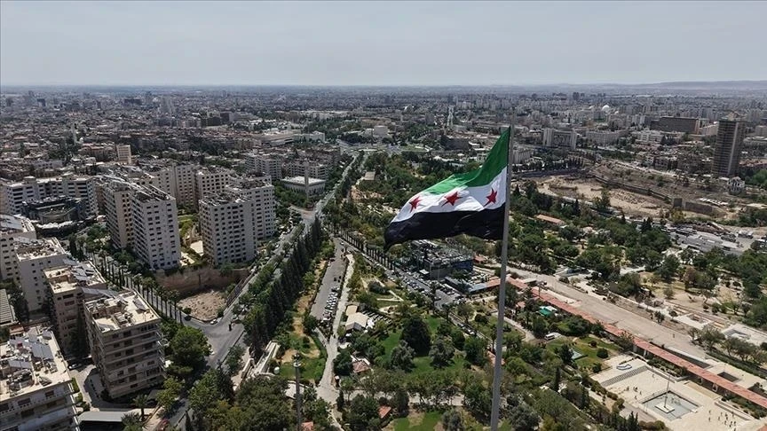 تفاصيل صحفية عن إجراءات مالية بحق شخصيات اقتصادية مرتبطة بالمرحلة السابقة