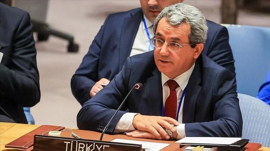 مندوب تركيا الدائم لدى الأمم المتحدة: دعوة لرفع العقوبات عن سوريا ودعم إعادة الإعمار