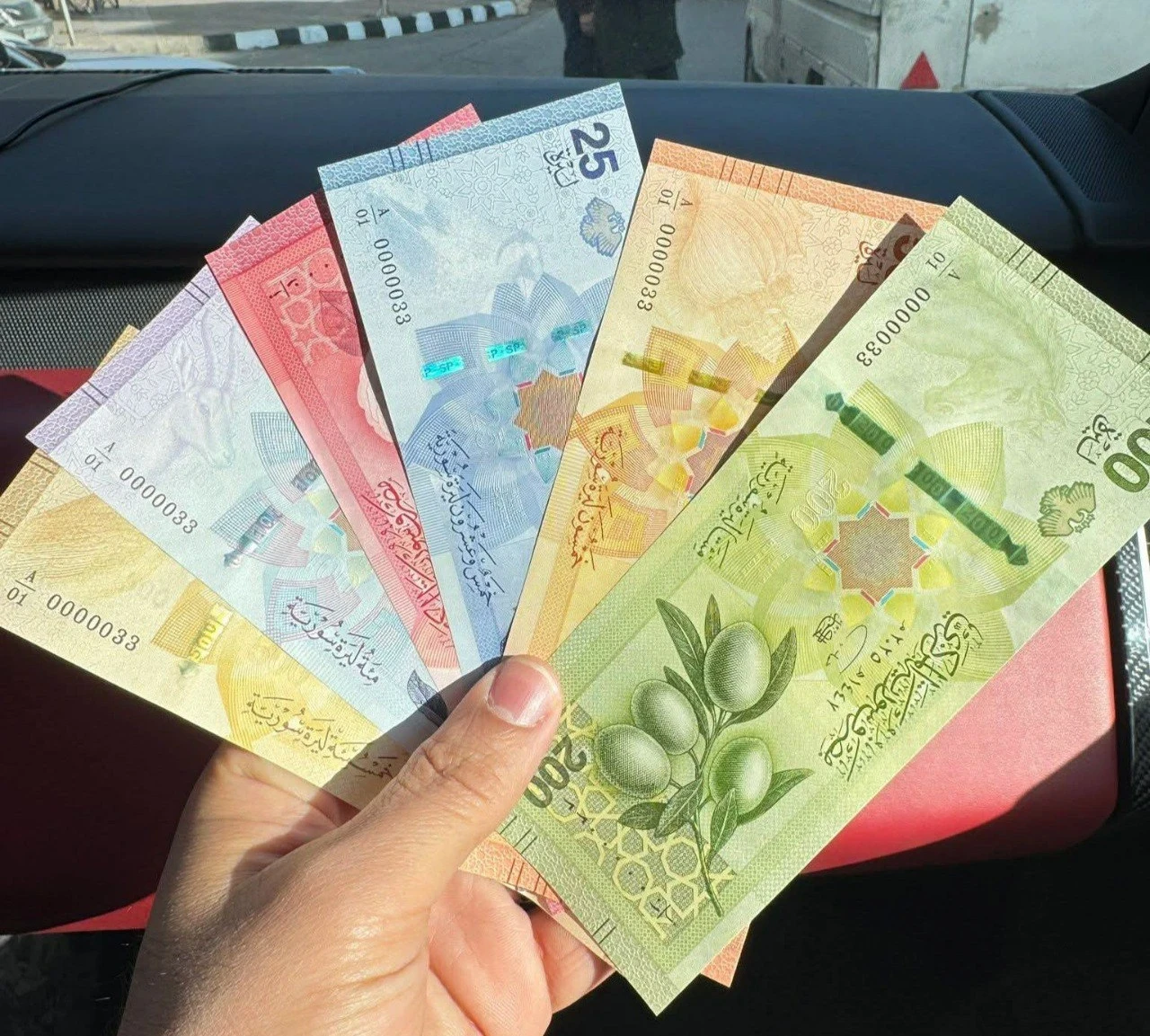 سعر صرف الليرة السورية عند افتتاح يوم الأحد