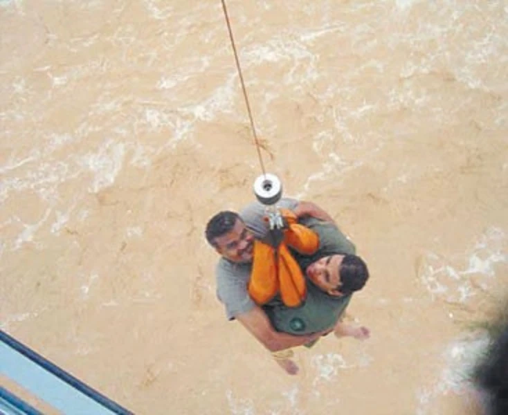 مشاهد تحبس الأنفاس لإنقاذ عالقين وسط السيول وارتفاع عدد ضحايا المنخفض الجوي في سلطنة عمان (فيديو)