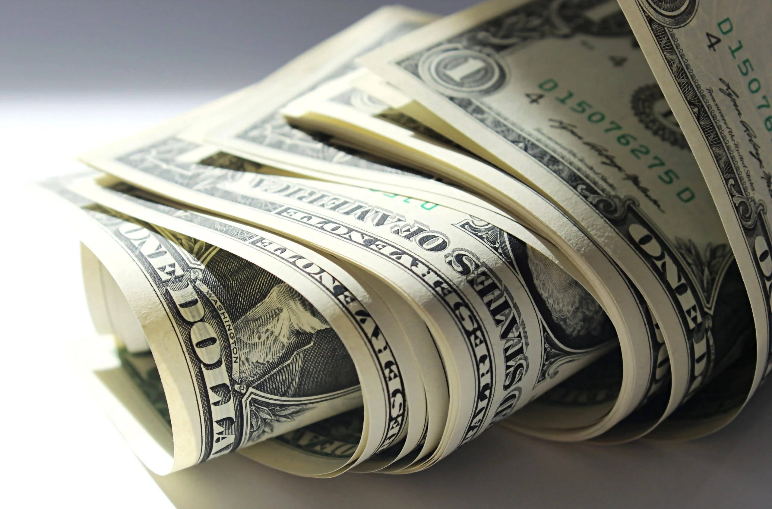 سعر الدولار اليوم في سوريا يسجل تحركًا جديدًا… كيف ينعكس على السوق والأسعار؟