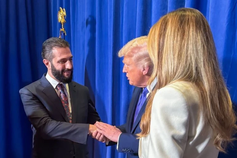 ترامب يصف الشرع بـ"الرجل القوي" وقرار رفع العقوبات عن سوريا يشعل الجدل الدولي