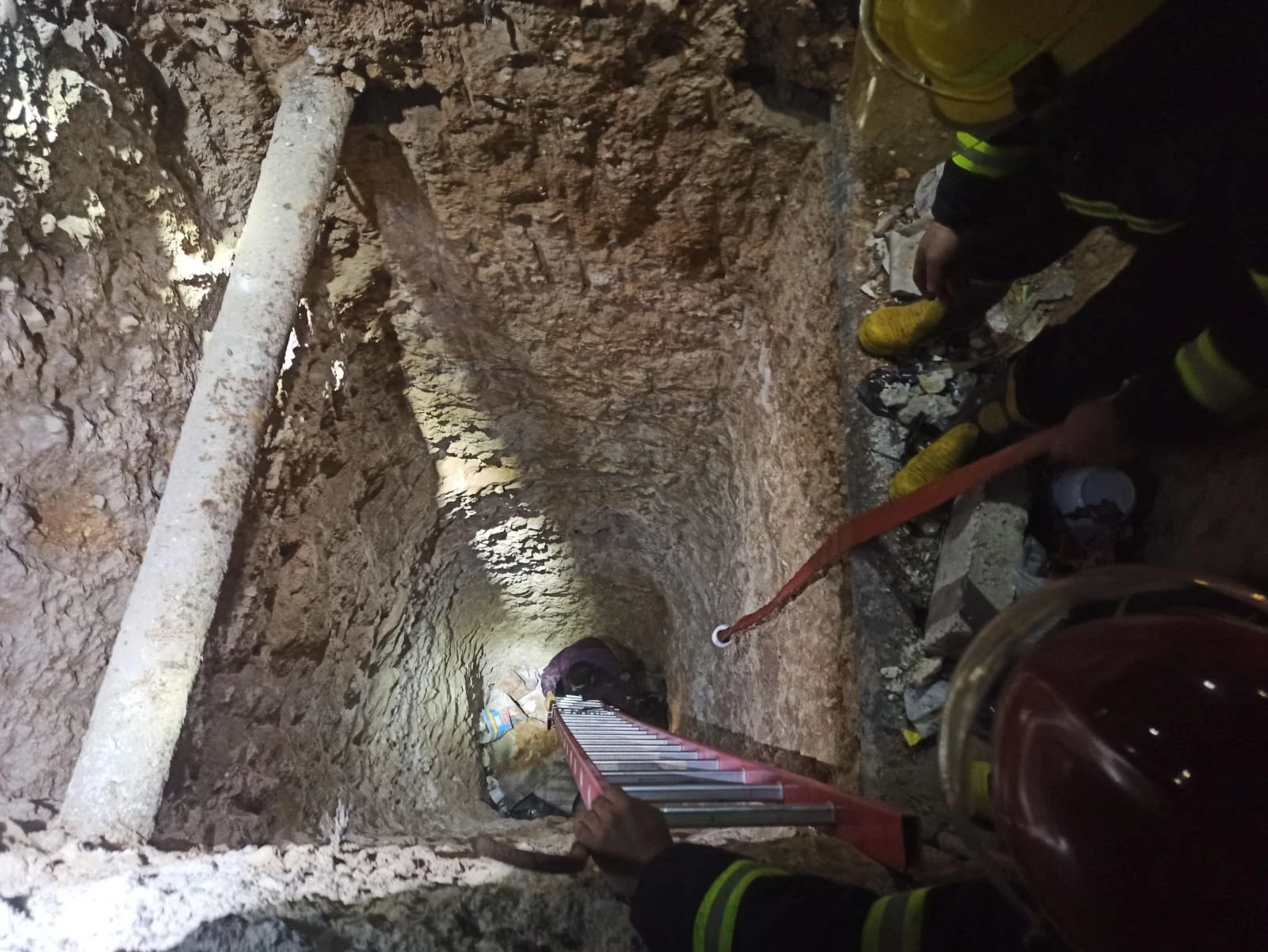 إنقاذ شخص سقط في نفق قرب مدينة الطبقة بريف الرقة