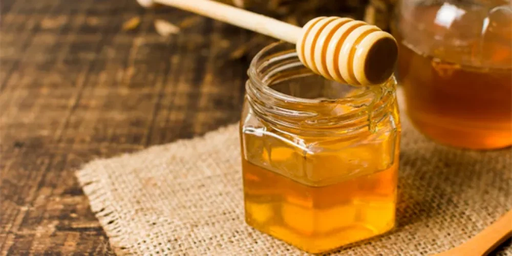 فـوائد العسل في عـلاج التـهابات الجـهاز التنـفسي وتخفـيف السـعال الليلي