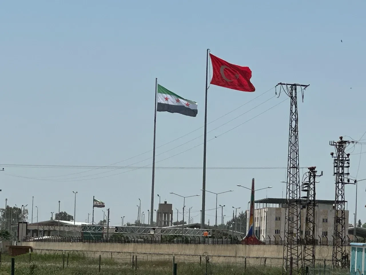 بدء العبور بجوازات السفر عبر معبر أكجاكالي بين تركيا وسوريا