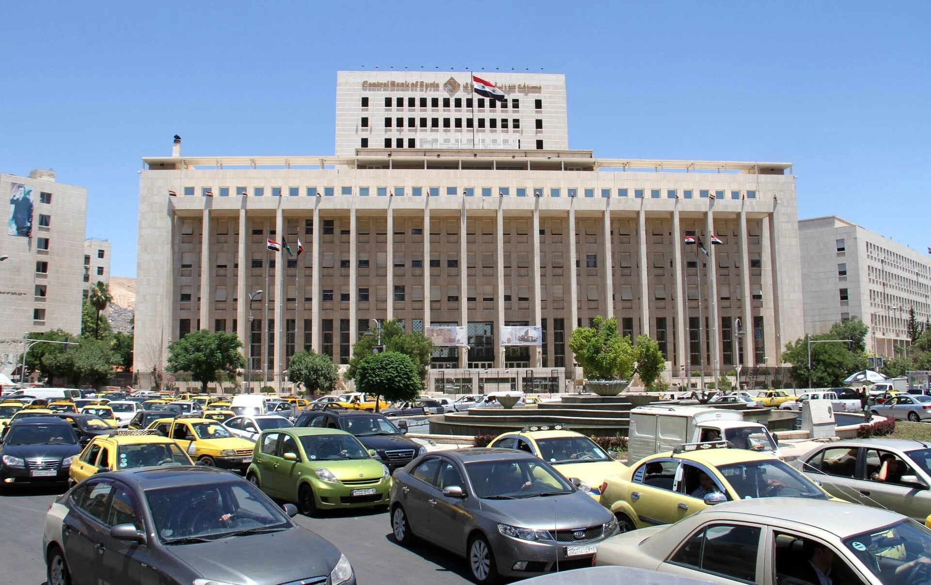 تطبيق قرار حكومي في سوريا: جمع رسوم الدراسة عبر الحسابات المصرفية اعتبارًا من العام الدراسي الجديد