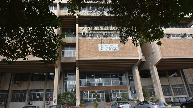 انفجـ..ـار مادة مخبرية يتسبب بوفـ..ـاة موظف في كلية الصيدلة بدمشق