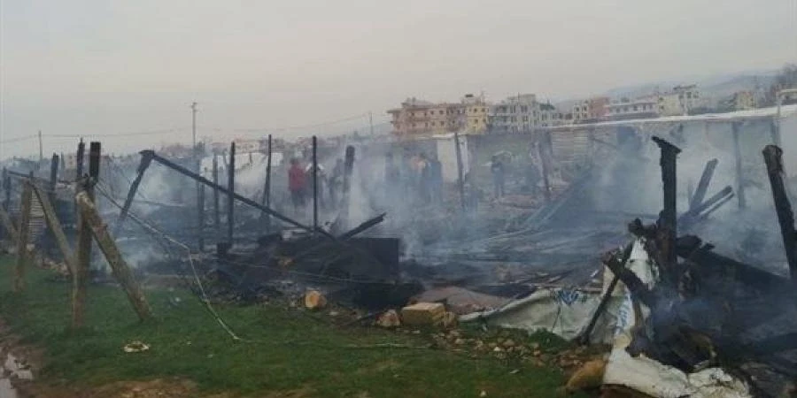 اندلاع حريق مدمر في مخيم للاجئين السوريين بلبنان: فيديو يوثق الكارثة