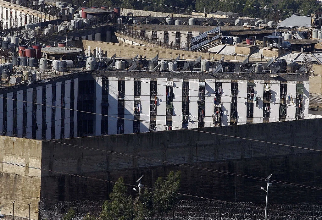 سجن رومية في لبنان يتحول لأزمـ..ـة صحية ووفـ..ـاة عشرات السجناء السوريين