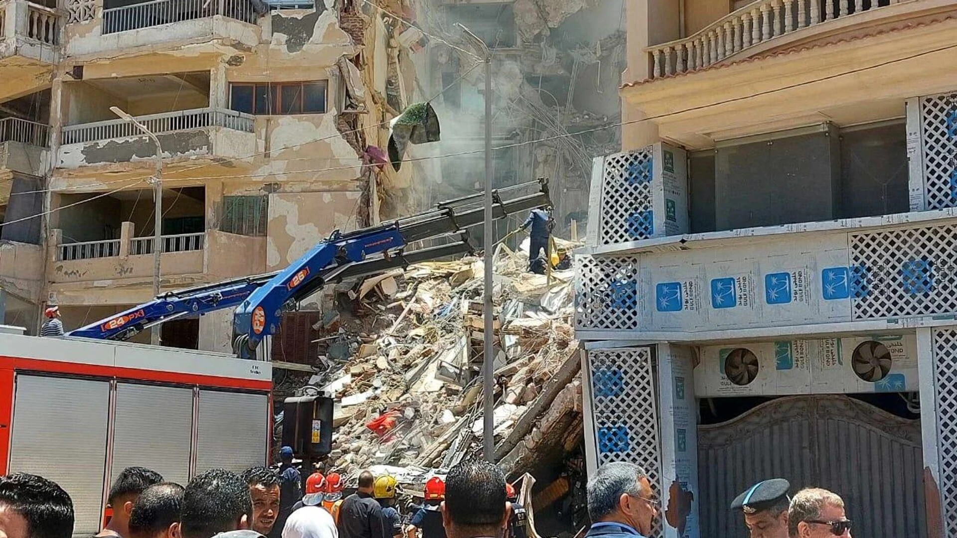 فيديو يوثق لحظة انهيار عقار الإسكندرية