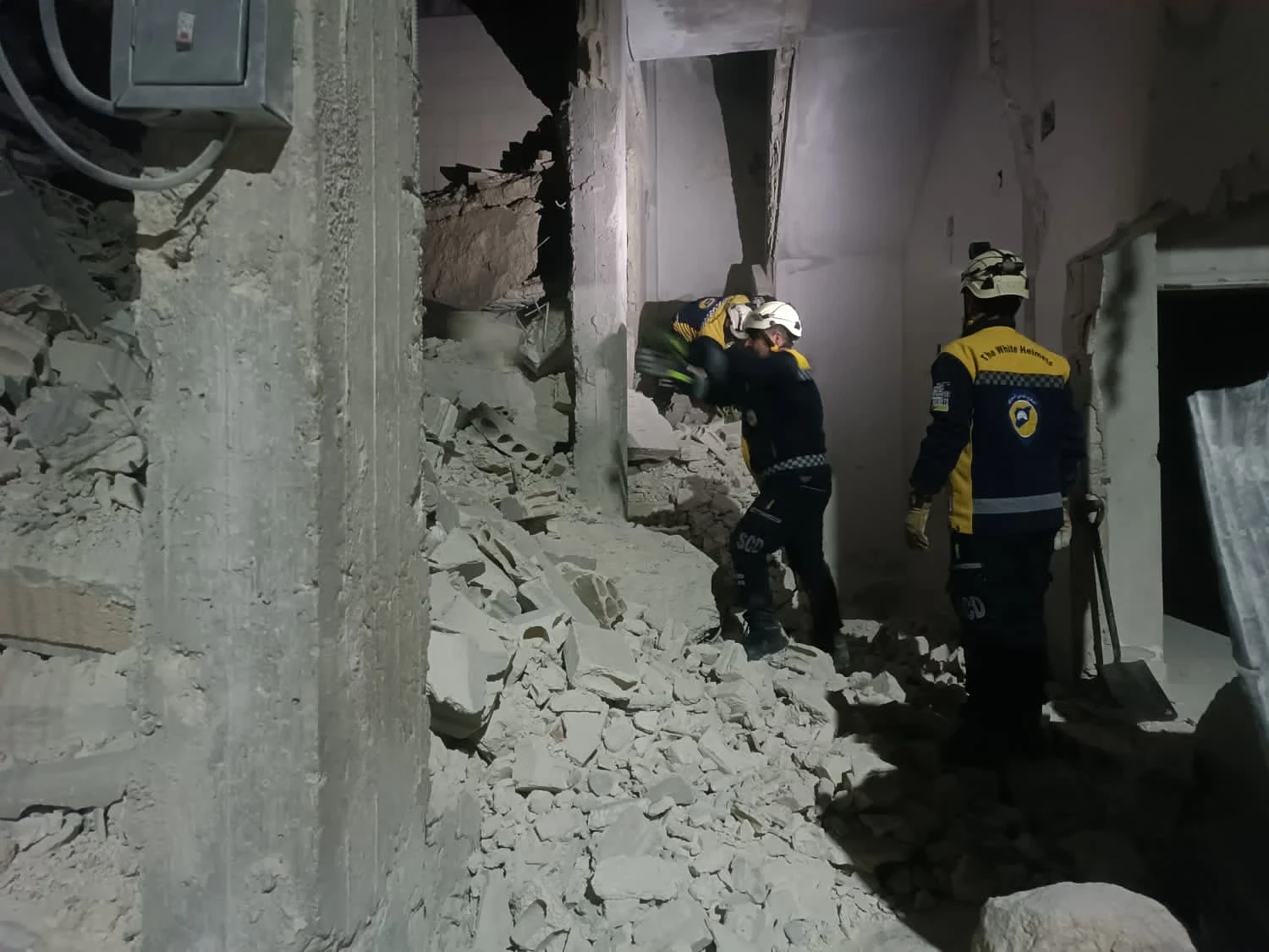 انهيار مبنى سكني غير مأهول في جسر الشغور غربي إدلب