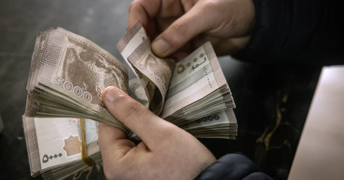 خبير اقتصادي يربط ارتفاع الدولار بتراجع الإنتاج في سوريا