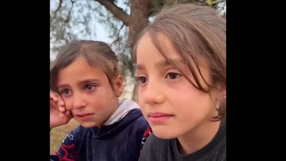 بردانين وجوعانين.. دموع طفلة سورية بالمخيمات تقلب مواقع التواصل