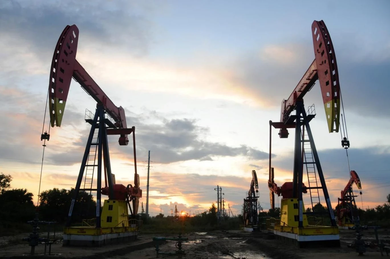 تراجع أسعار النفط بعد ارتفاعها الشهري الأكبر منذ مطلع 2022