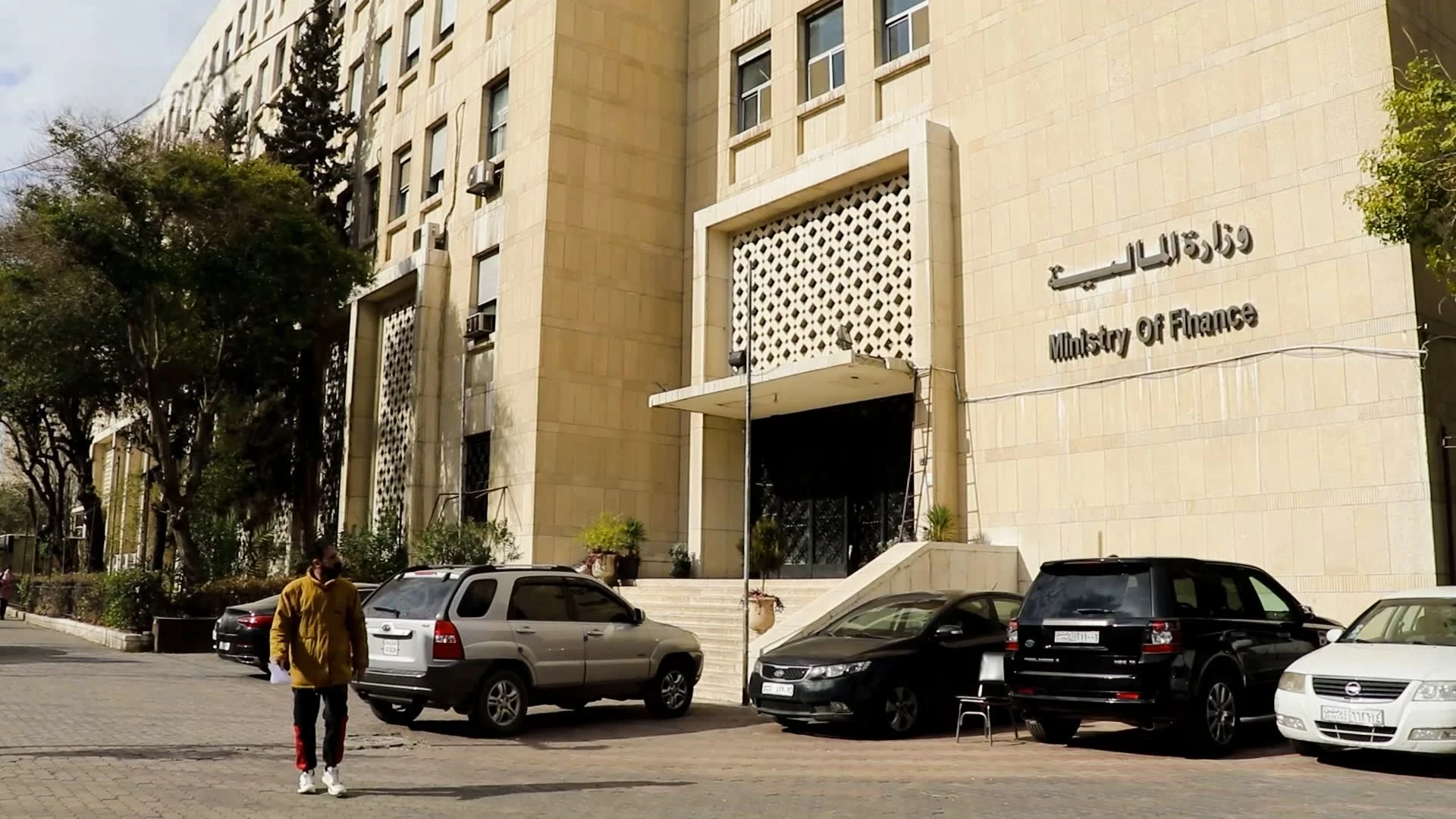 تسوية مالية مع رجال أعمال بارزين في سوريا ونقل أصولهم إلى الدولة