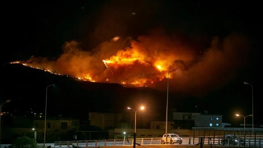 بالفيديو... ايطالية تجتاز بسيارتها بين الحرائق المشتعلة في إيطاليا